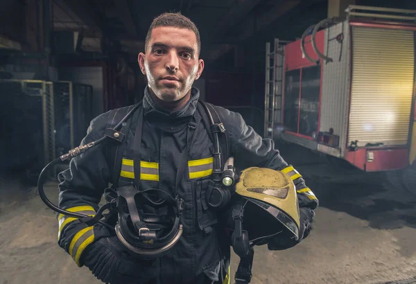 Portret Strażaka Ubranego Frekwencję Strażacką Trzymającego Kask Gotowy Służby Ratowniczej — Zdjęcie stockowe
