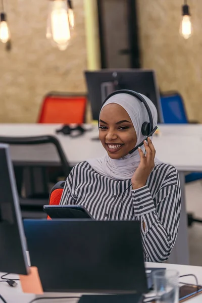 Щаслива Африканська Муслівна Дівчина Хіджабом Працює Планшеті Заголовком Сучасному Офісі — стокове фото