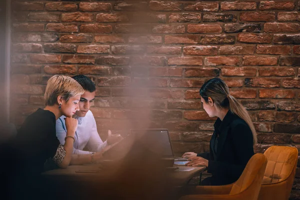 Grupo Tres Personas Con Portátil Tableta Trabajando Proyecto Una Cafetería —  Fotos de Stock