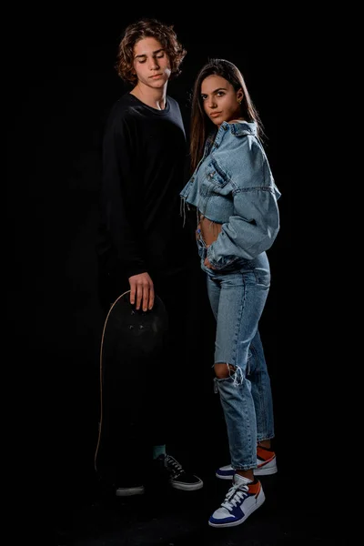 Modestudio Aufnahme Eines Coolen Trendigen Paares Vor Dunklem Hintergrund — Stockfoto