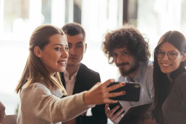 Grupo Jóvenes Amigos Multiétnicos Que Unen Divierten Una Cafetería —  Fotos de Stock