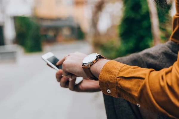 Stilvoller Moderner Hipster Trendigen Outfit Mit Seinem Handy Einem Urbanen — Stockfoto