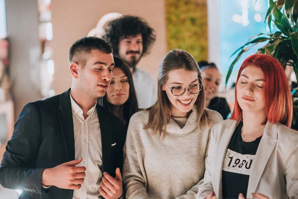 Jóvenes Atractivos Pasando Buen Rato Juntos Bar Café — Foto de Stock