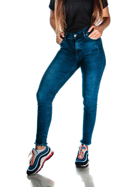 Studio Moda Portret Nowoczesnej Dziewczyny Stylowe Spodnie Jeansowe Sportowe Senakers — Zdjęcie stockowe