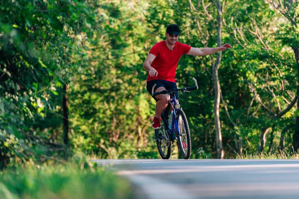 Šťastný Cyklista Jízda Kole Přes Zelené Lesy — Stock fotografie
