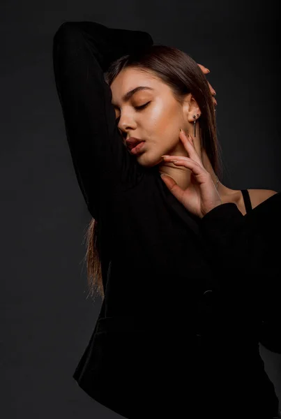 Стильная Молодая Женщина Черной Одежде Изолирована Черной Стене — стоковое фото