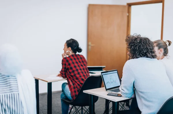 Grupo Colegas Trabalho Tendo Plano Negócios Discussão Seu Escritório — Fotografia de Stock