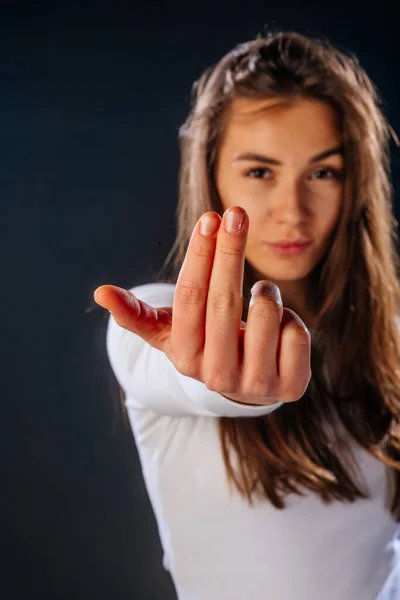 Bonito Modelo Feminino Apontando Para Você Enquanto Estava Frente Fundo — Fotografia de Stock