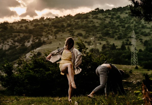 Romantic Couple Dancing Smiling Mountain Nature — Stock Photo, Image