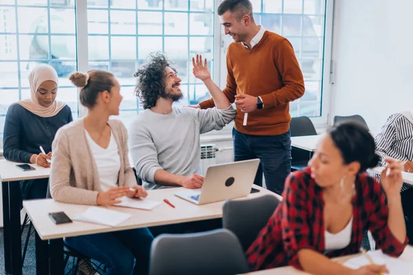 Gruppo Colleghi Lavoro Che Parlano Del Business Plan Ufficio — Foto Stock