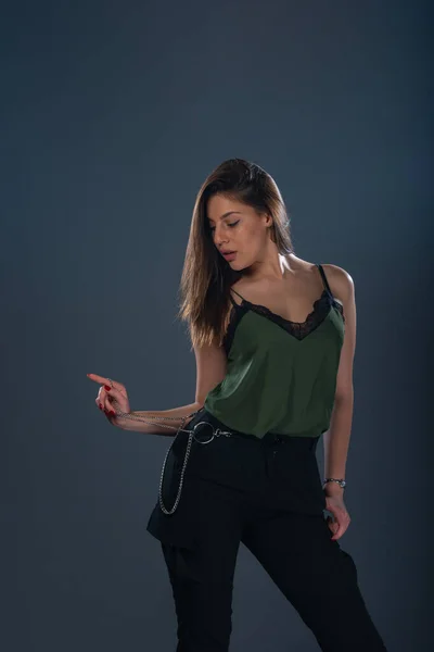 Potret Model Wanita Muda Seksi Berdiri Studio Dan Mengenakan Celana — Stok Foto
