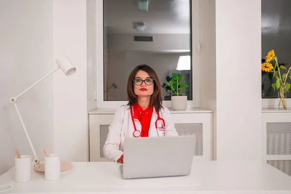 Retrato Del Médico Especialista Sentado Una Silla Escritorio Mientras Trabajaba —  Fotos de Stock