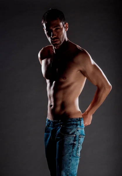 Colpo Busto Giovane Uomo Mezzo Nudo Con Indosso Jeans Stile — Foto Stock