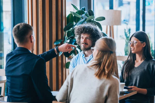 Des Jeunes Gens Affaires Discutent Nouveaux Projets Dans Café Bar — Photo