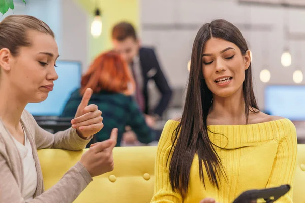 Colleghi Multietnici Bionda Caucasica Latina Dai Capelli Scuri Belle Imprenditrici — Foto Stock