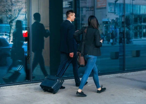 Casal Negócios Colegas Caminhando Longo Estação Moderna Futurista Aeroporto Enquanto — Fotografia de Stock