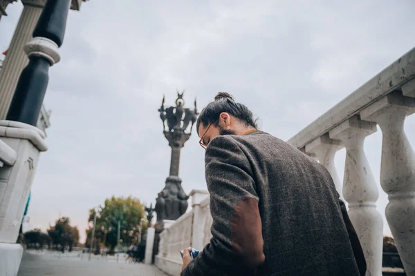 Homem Barbudo Vestindo Roupas Elegantes Tomando Passeio Centro Cidade — Fotografia de Stock