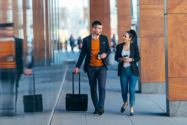 Geschäftspaar Kollegen Spaziert Über Den Futuristisch Modernen Bahnhof Flughafen Trinkt — Stockfoto