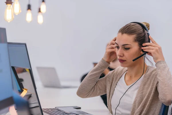 Empresária Atraente Com Fone Ouvido Trabalhando Laptop Espaço Trabalho Moderno — Fotografia de Stock