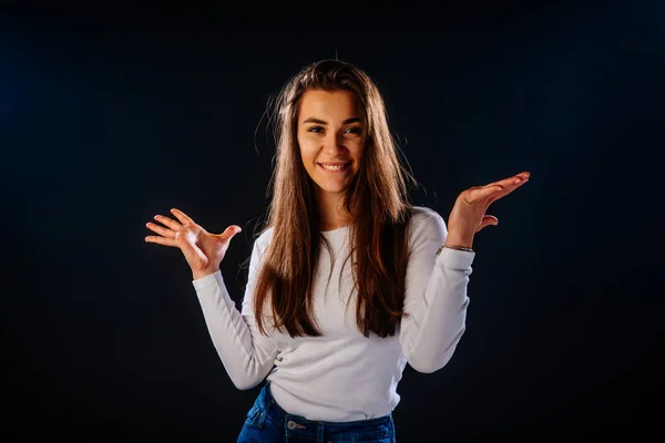 Una Chica Encantadora Años Posando Con Una Sonrisa Sincera Bonita —  Fotos de Stock