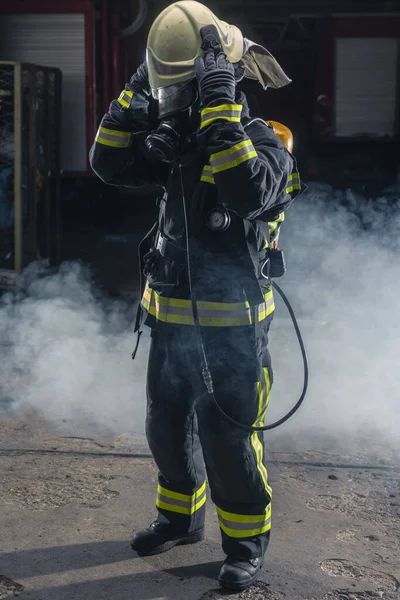 Retrato Bombeiro Usar Corta Fogo Capacete Fundo Escuro Com Fumaça — Fotografia de Stock