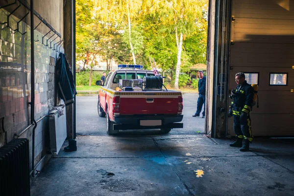 Πυροσβεστικό Όχημα Φεύγει Από Γκαράζ Της Πυροσβεστικής Υπηρεσίας — Φωτογραφία Αρχείου