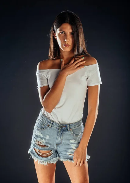 Menina Legal Vestida Estilo Moderno Calções Jeans Top Branco — Fotografia de Stock