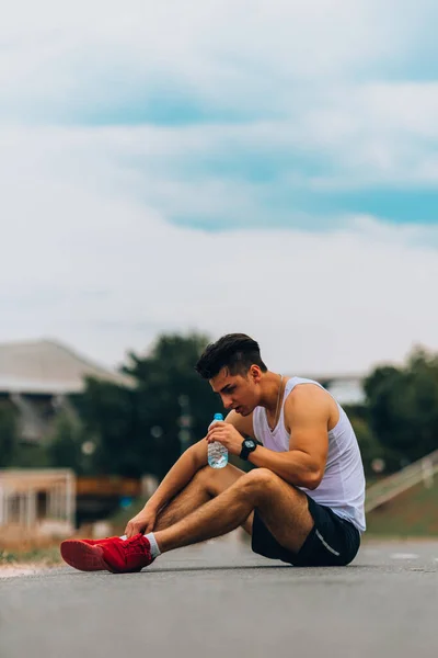 Sportieve Man Verfrissend Met Koud Water Hardlooptraining Het Park — Stockfoto