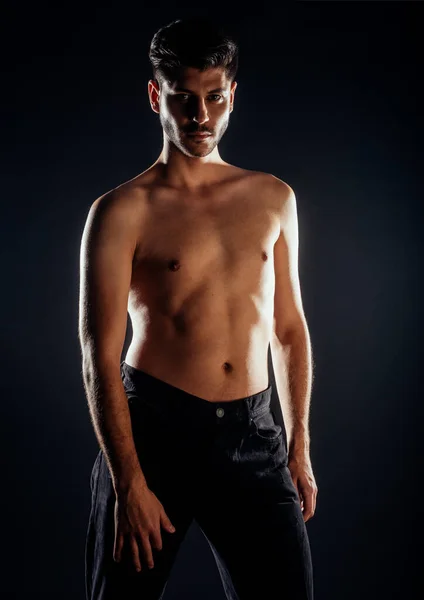 Πορτρέτο Ενός Νεαρού Ελκυστικού Άνδρα Ντυμένος Μαύρο Σκισμένο Τζιν — Φωτογραφία Αρχείου