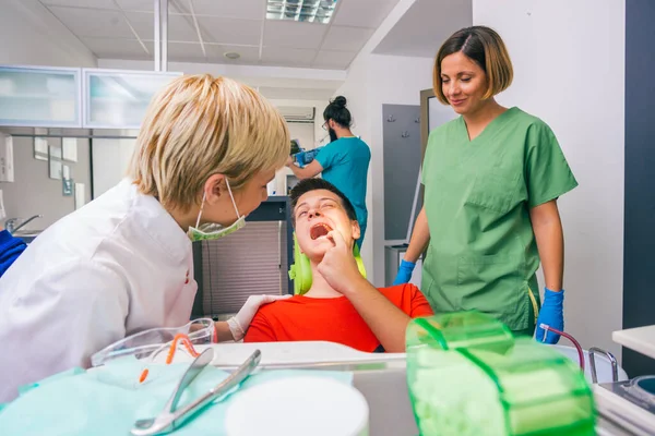Female Dentist Help Her Dentist Technician Examines Mouth Teeth Teenage — Stock Photo, Image