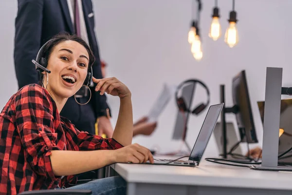 Retrato Una Hermosa Mujer Joven Con Auriculares Sonriendo Mientras Trabaja —  Fotos de Stock