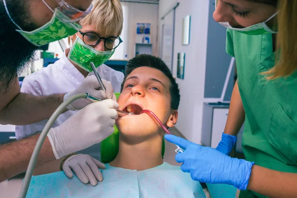 Équipe Dentistes Soignant Les Dents Leur Jeune Garçon Patient Aide — Photo