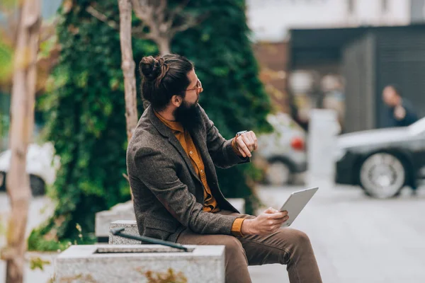 Moderno Giovane Uomo Affari Con Capelli Lunghi Barba Seduto Una — Foto Stock