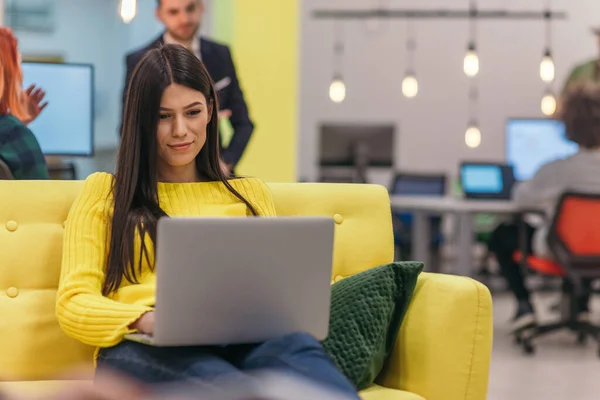 Fešák Businesswoman Zaměstnanec Sedí Žlutém Gauči Zatímco Pracuje Svém Notebooku — Stock fotografie