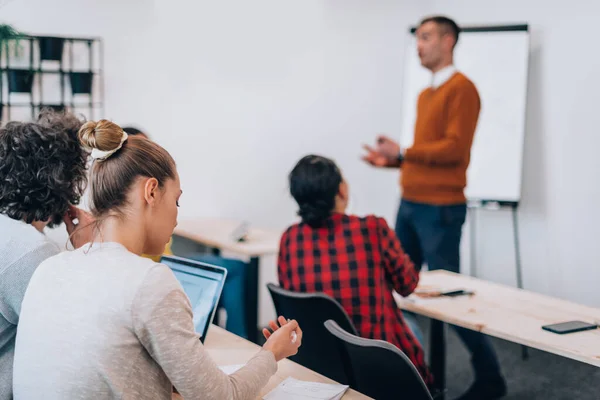 Giovani Colleghi Moderni Che Presentano Nuove Strategie Marketing Sulla Lavagna — Foto Stock