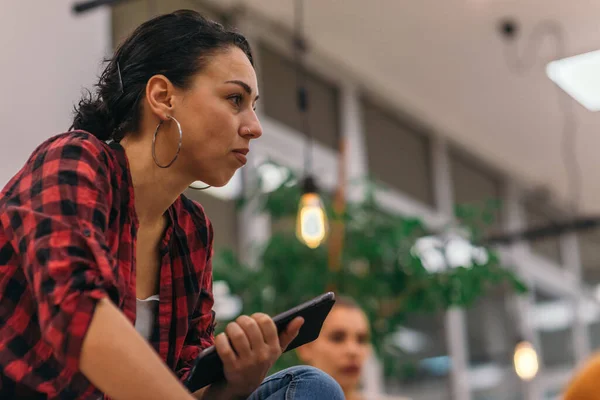 Mujer Negocios Latina Guapa Una Reunión Informal Negocios —  Fotos de Stock