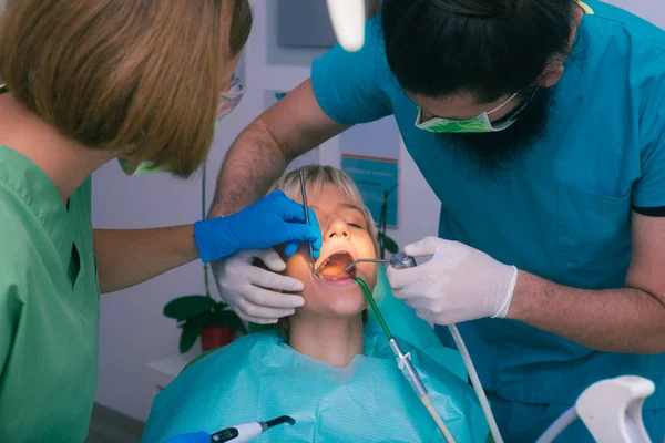 Kvinnliga Och Manliga Tandläkare Undersöker Kvinnlig Patient Med Modern Utrustning — Stockfoto