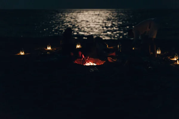 Acampar Jovens Viajantes Caucasianos Felizes Lago Homens Mulheres Grupo Relaxando — Fotografia de Stock