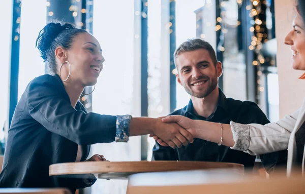 Junge Männer Und Frauen Stilvoller Kleidung Geben Sich Der Kaffeebar — Stockfoto