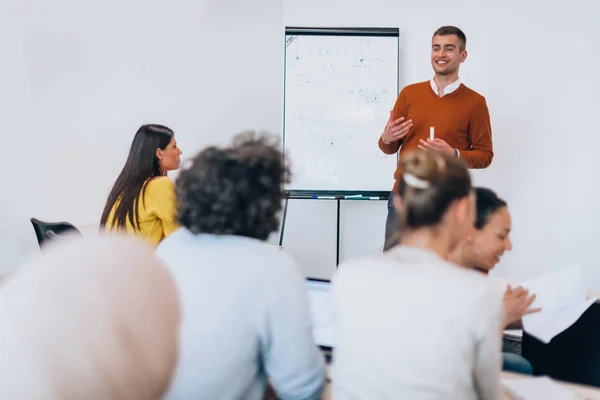 Jovens Empresários Conversando Uns Com Outros Sobre Novos Projetos — Fotografia de Stock