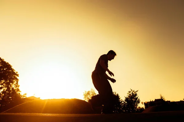 Fiatal Sziluett Sportoló Személy Csinál Parkour Atlétikai Mutatványokat — Stock Fotó