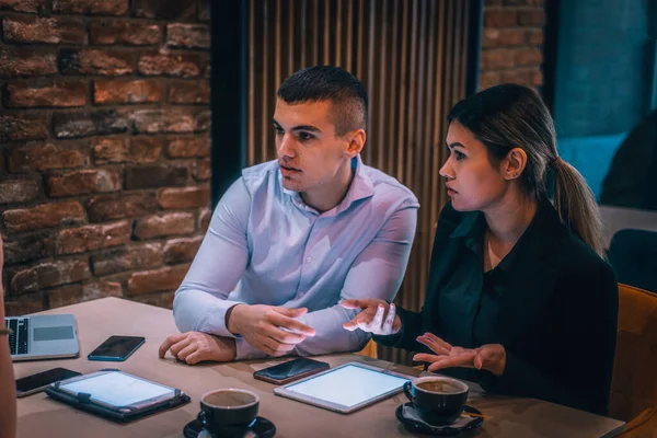 Giovane Coppia Bere Caffè Avere Incontro Lavoro Caffè — Foto Stock