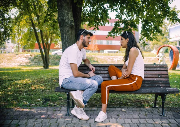 Jong Stel Studenten Zitten Samen Het Park Vrijetijdsbesteding — Stockfoto