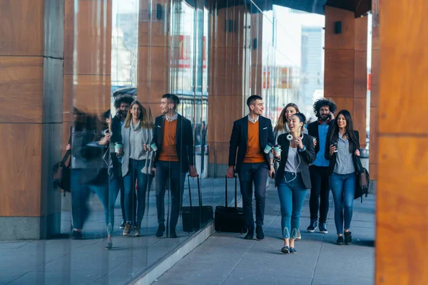 Grupo Colegas Viaje Negocios Viaje Euros Caminando Juntos Una Estación —  Fotos de Stock