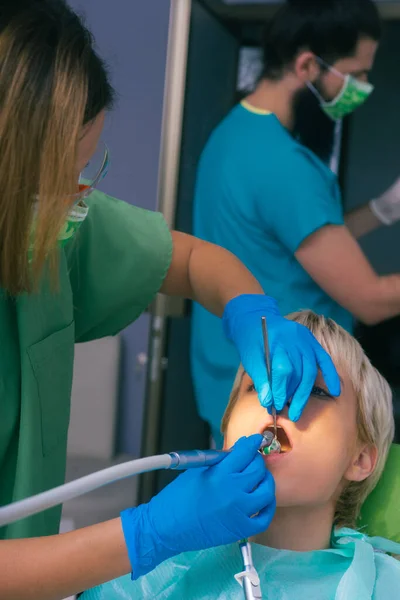 Uma Dentista Sexo Feminino Trata Dentes Uma Paciente Sexo Feminino — Fotografia de Stock