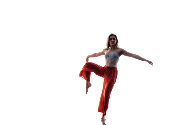 Stilvolle Junge Frau Führt Eine Elegante Tanzchoreografie Auf — Stockfoto