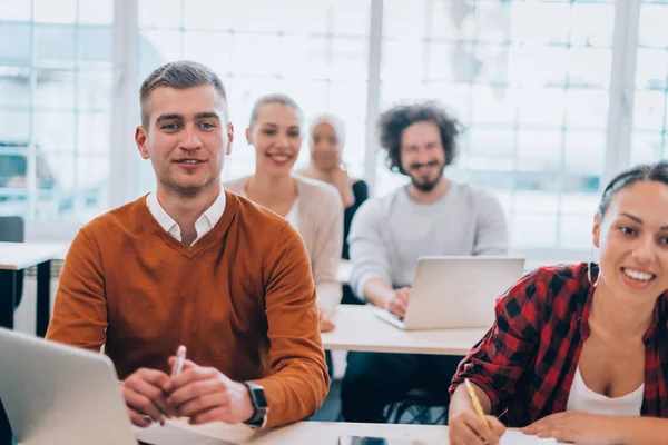 Equipo Negocios Multiétnicos Haciendo Una Lluvia Ideas Discutiendo Nuevas Ideas — Foto de Stock