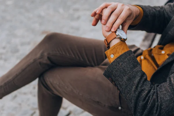 Elegante Hipster Con Ropa Elegante Sentado Banco Junto Río —  Fotos de Stock