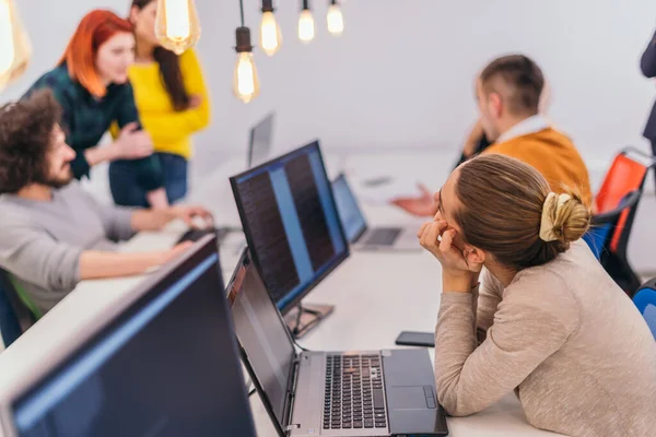 Zelfverzekerde Gelukkige Jonge Zakenvrouw Werkt Haar Laptop Heldere Coworking Office — Stockfoto