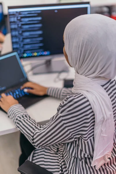 Imagem Por Trás Uma Funcionária Com Hijab Branco Sentada Secretária — Fotografia de Stock